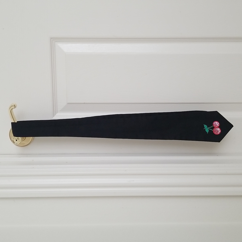 Small black cherry tie